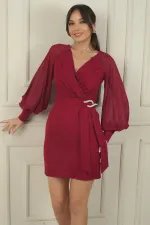 Robe courte en crêpe à double boutonnage et manches en mousseline de soie froncées sur le devant avec ceinture