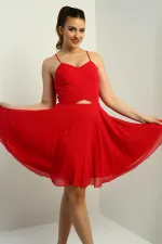 Robe courte évasée en mousseline doublée, à bretelles, à nouer dans le dos et à ouverture sur le devant