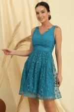 Robe en dentelle doublée à col en V