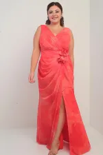 Robe longue en tulle grande taille, doublée, à décolleté en V devant et dos, drapée sur le devant et ornée d'un motif floral 3D.