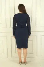 Robe courte grande taille pour femme avec devant drapé, détails en pierres et perles, manches plissées, doublure en mousseline et tissu Lycra.
