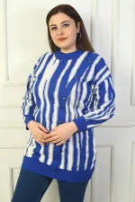 Pull tunique tricoté grande taille pour femme, avec boutonnage sur le devant et rayures verticales pailletées.