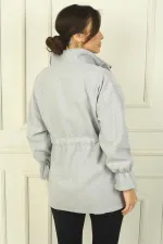 Manteau en cachemire pour femme avec fermeture éclair sur le devant, taille et poignets froncés, et double poche.