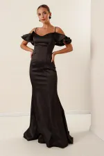 Robe longue en satin doublée, à bretelles, manches tombantes et laçage au dos
