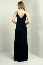 Robe de soirée longue pour femme, décolleté cache-cœur, épaules ornées de pierres, devant orné de pierres, fronces et fente.