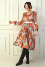 Kruvaze Yaka Astarlı Beli Kemerli Leopar Desen Pileli Saten Elbise