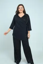Ensemble 2 pièces grande taille pour femme : chemisier à col polo croisé en crêpe mousseline orné de sequins sur une face, pantalon large doublé à sequins.