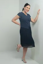 Robe courte grande taille pour femme avec détails en pierre, doublée, entoilée, double jupe et plis en mousseline