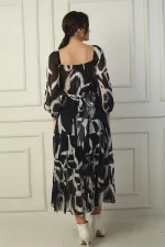 Robe portefeuille en mousseline à encolure Madonna, doublée, à nœuds croisés et motif abstrait