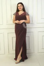 Robe longue en lycra grande taille, doublée, drapée et pailletée, avec décolleté en V devant et dos, détails de pierres aux manches et à la taille.