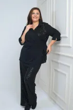 Ensemble 2 pièces grande taille pour femme : chemisier à col polo croisé en crêpe mousseline orné de sequins sur une face, pantalon large doublé à sequins.