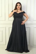Robe de soirée longue en satin grande taille pour femme, décolleté en V devant et dos, bretelles fines, manches tombantes, doublée et ornée de détails.