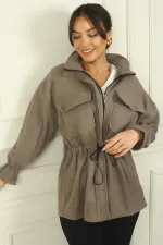 Manteau en cachemire pour femme avec fermeture éclair sur le devant, taille et poignets froncés, et double poche.