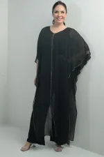 Combinaison grande taille pour femme avec haut en mousseline, détails en pierre, jambes larges et conception en lycra.