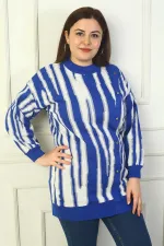 Pull tunique tricoté grande taille pour femme, avec boutonnage sur le devant et rayures verticales pailletées.