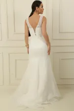 Robe sirène longue à paillettes, doublée, ornée de sequins et de perles, avec un dos nu et des sequins scintillants.