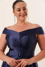 Robe longue en satin grande taille, décolleté Madonna, ceinture et fente, doublée, doublée, à ceinture.