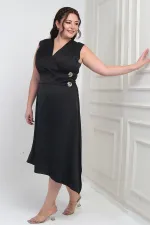 Robe asymétrique grande taille en crêpe satin à encolure cache-cœur et boutons décoratifs