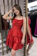 Robe courte en satin pour femme avec jupe à volants et bretelles en corde dans le dos