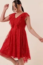 Robe BB en dentelle à col mouchoir et doublée