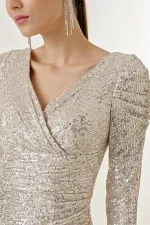 Robe longue à sequins doublée, décolleté cache-cœur et drapé sur le devant