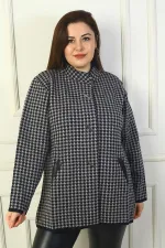 Cardigan en acrylique grande taille à motif pied-de-poule, poches avant à boutons-pression pour femme et détails en cuir. Cardigan en acrylique grande taille à motif pied-de-poule, poches avant à boutons-pression pour femme et détails en cuir.