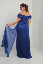 Robe longue pailletée grande taille, manches courtes, doublée, drapée sur le devant et fendue.