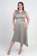 Robe asymétrique grande taille en crêpe satin à encolure cache-cœur et boutons décoratifs