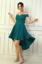 Robe courte évasée en crêpe doublée, décolleté Madonna, devant court, dos long.