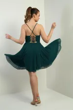 Robe courte évasée en mousseline de soie doublée avec bretelles en corde dans le dos et fenêtre devant