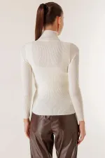 Omzu Süs Düğmeli Boğazlı Kazak