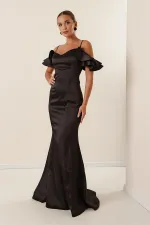 Robe longue en satin doublée, à bretelles, manches tombantes et laçage au dos