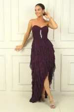 Robe longue bustier en tulle avec détails en pierres sur le devant, drapée, doublée, avec fentes latérales et volants.