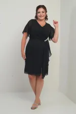 Robe en mousseline grande taille pour femme, ornée de cristaux aux épaules et à la taille, doublée et avec pochette.