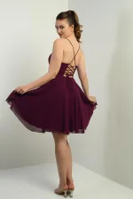 Robe courte évasée en mousseline de soie doublée avec bretelles en corde dans le dos et fenêtre devant