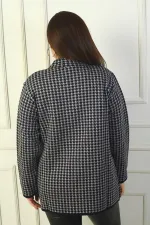 Cardigan en acrylique grande taille à motif pied-de-poule, poches avant à boutons-pression pour femme et détails en cuir. Cardigan en acrylique grande taille à motif pied-de-poule, poches avant à boutons-pression pour femme et détails en cuir.