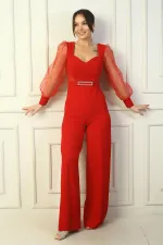 Combinaison palazzo pour femme avec encolure en cœur, ceinture à la taille, manches en tulle et détails carrés à paillettes.