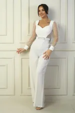 Combinaison palazzo pour femme avec encolure en cœur, ceinture à la taille, manches en tulle et détails carrés à paillettes.