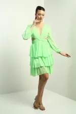 Robe courte en mousseline doublée à volants, décolleté en V devant et dos, taille marquée, pour femme