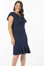 Robe grande taille avec col à volants et broche, ornée de paillettes