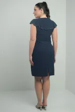 Robe courte grande taille pour femme, ornée de pierres au col, découpée au laser et doublée.