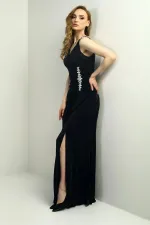 Robe de soirée longue pour femme, décolleté cache-cœur, épaules ornées de pierres, devant orné de pierres, fronces et fente.