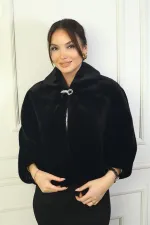 Veste en fourrure doublée pour femme avec boucle en pierre