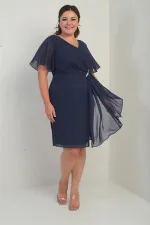 Robe en mousseline grande taille pour femme, ornée de cristaux aux épaules et à la taille, doublée et avec pochette.