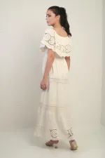 Robe longue doublée à encolure Madonna pour femme, ornée de dentelle et de broderies.