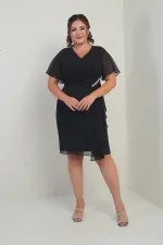 Robe en mousseline grande taille pour femme, ornée de cristaux aux épaules et à la taille, doublée et avec pochette.