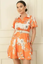 Robe en satin doublée à col polo et ceinture, ornée d'un grand motif floral