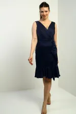 Robe courte en satin pour femme, doublée, à col cache-cœur, drapée sur le devant et ornée de volants.