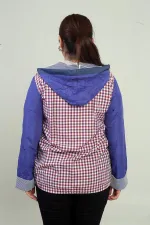 Manteau à capuche grande taille pour femme, avec poche avant zippée, détails en maille et motif à carreaux.