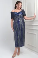 Robe midi grande taille en satin à fines bretelles, col bateau, ornée de sequins et doublée, avec nœud papillon.